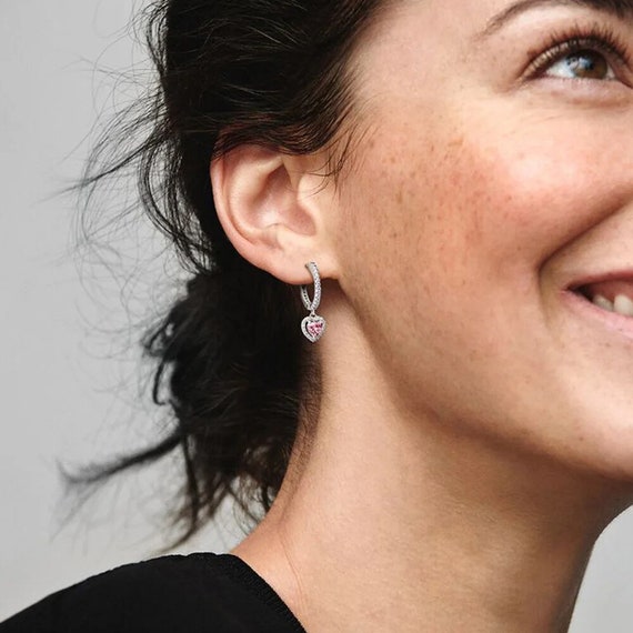 アクセサリー Sparkling Halo Heart Hoop Earrings Sparkling Halo Heart Hoop Earrings | PANDORA