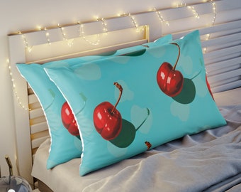 Taie d'oreiller cerises rouges sur fond turquoise | Oreiller standard et très grand lit de 26 x 20 po. 36 x 20 po.
