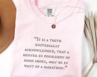 マラソンランナーシャツ 快適な色合い 文学的な名言シャツ 面白いランニングTシャツ ジェーン・オースティンの名言シャツ ランクラブTシャツ ヴィンテージスタイルフォント