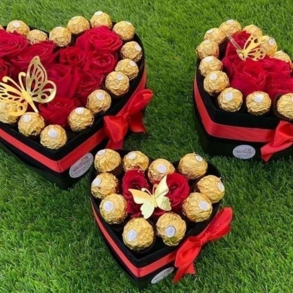 Set of 3 Heart Shaped Boxes for floral arrangements. Set de 3 cajas en forma de corazón.