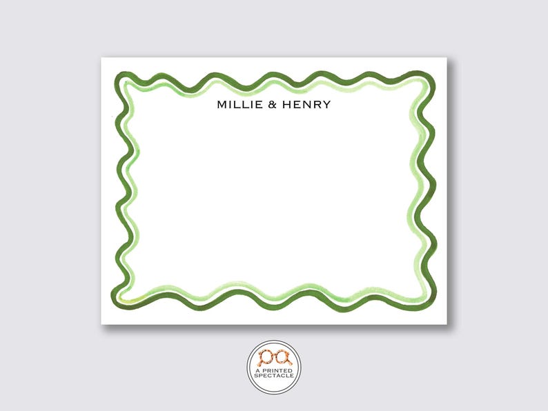 Peut inclure: Une carte de papeterie blanche avec une bordure ondul&eacute;e verte. La carte porte le texte "Millie & Henry" imprim&eacute; en noir en haut.