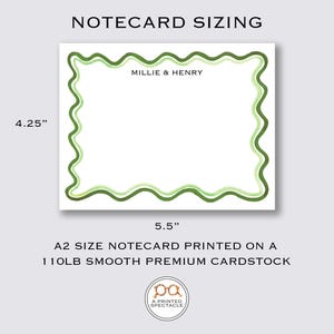 Peut inclure: Une carte de v&oelig;ux de taille A2 avec une bordure verte ondul&eacute;e. La carte mesure 5,5 pouces par 4,25 pouces et est imprim&eacute;e sur du papier cartonn&eacute; de qualit&eacute; sup&eacute;rieure lisse de 110 lb. Le texte "MILLIE & HENRY" est imprim&eacute; en haut de la carte.