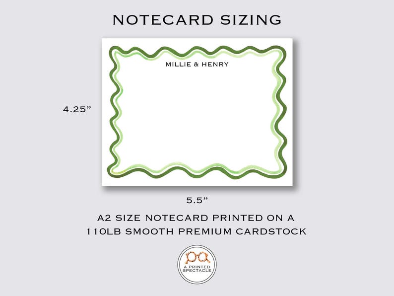 Peut inclure: Une carte de v&oelig;ux de taille A2 avec une bordure verte ondul&eacute;e. La carte mesure 5,5 pouces par 4,25 pouces et est imprim&eacute;e sur du papier cartonn&eacute; de qualit&eacute; sup&eacute;rieure lisse de 110 lb. Le texte "MILLIE & HENRY" est imprim&eacute; en haut de la carte.