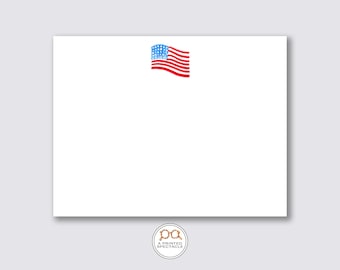 Könnte beinhalten: Eine weiße Karte mit einer kleinen amerikanischen Flagge in der oberen Mitte. Die Flagge ist rot, weiß und blau und weht im Wind.