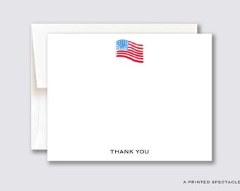 Könnte beinhalten: Eine weiße Karte mit einer Grafik der amerikanischen Flagge in Rot, Weiß und Blau und dem Text "THANK YOU" in Schwarz.