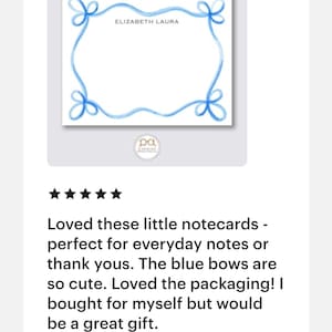 Peut inclure: Cartes de v&oelig;ux en papier aquarelle bleu avec un motif de n&oelig;ud et le texte "ELIZABETH LAURA" imprim&eacute; en haut.