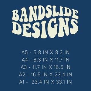 Może przedstawiać: Niebieskie tło z białym tekstem, kt&oacute;ry brzmi "BANDSLIDE DESIGNS". Pod tekstem znajdują się standardowe rozmiary papieru z ich odpowiadającymi wymiarami w calach: A5 - 5,8 cala x 8,3 cala, A4 - 8,3 cala x 11,7 cala, A3 - 11,7 cala x 16,5 cala, A2 - 16,5 cala x 23,4 cala, A1 - 23,4 cala x 33,1 cala.