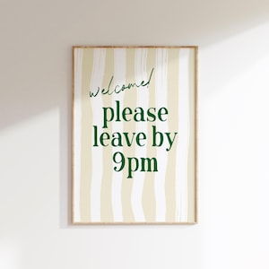 以下が含まれることがあります： ベージュと白のストライプのポスターに、緑色の文字で「welcome! please leave by 9pm」と書かれています。