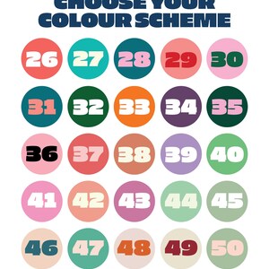 Może przedstawiać: Wykres z 5 rzędami po 5 kolorowych k&oacute;łek, każde z numerem od 26 do 50. K&oacute;łka są ułożone w siatkę. Wykres nosi tytuł "CHOOSE YOUR COLOUR SCHEME".