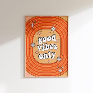 Impresión "Good Vibes Only" - Arte mural retro colorido - Póster tipográfico moderno - Impresión con cita positiva - Decoración inspirada en los años 70 - Arte mural moderno