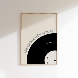 Może przedstawiać: Beżowy plakat z grafiką czarno-białej płyty winylowej i tekstem "this kitchen is for dancing".