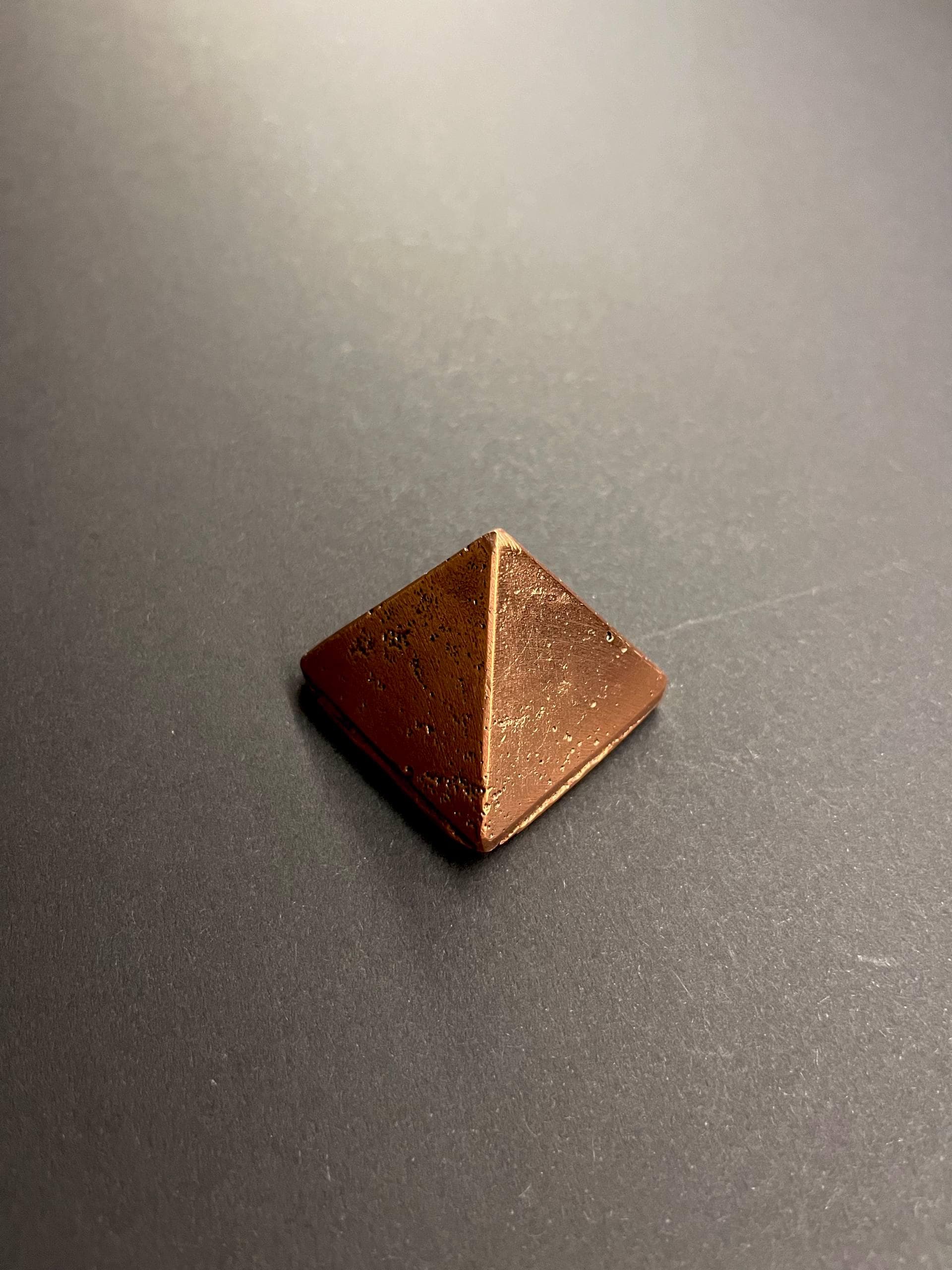 純銅ピラミッド - 手作業で鋳造された99.9%銅のエネルギー彫刻（4cm