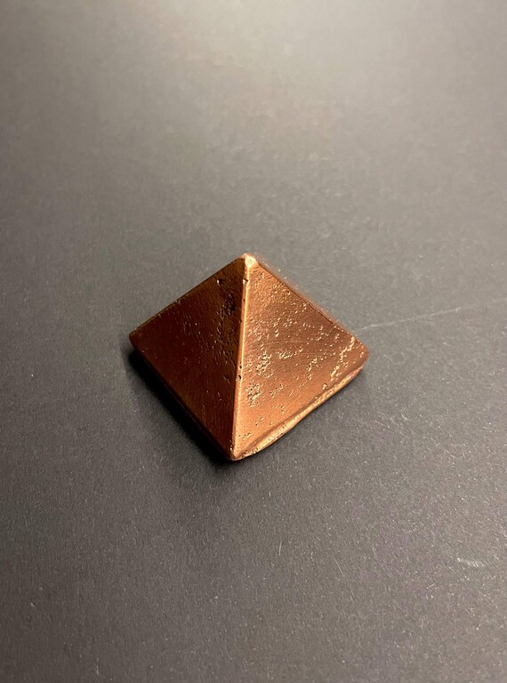 Pure Copper Pyramid — Hand-Cast 99.9% Copper Energy Sculpture (4 cm, ~165 g) .1.