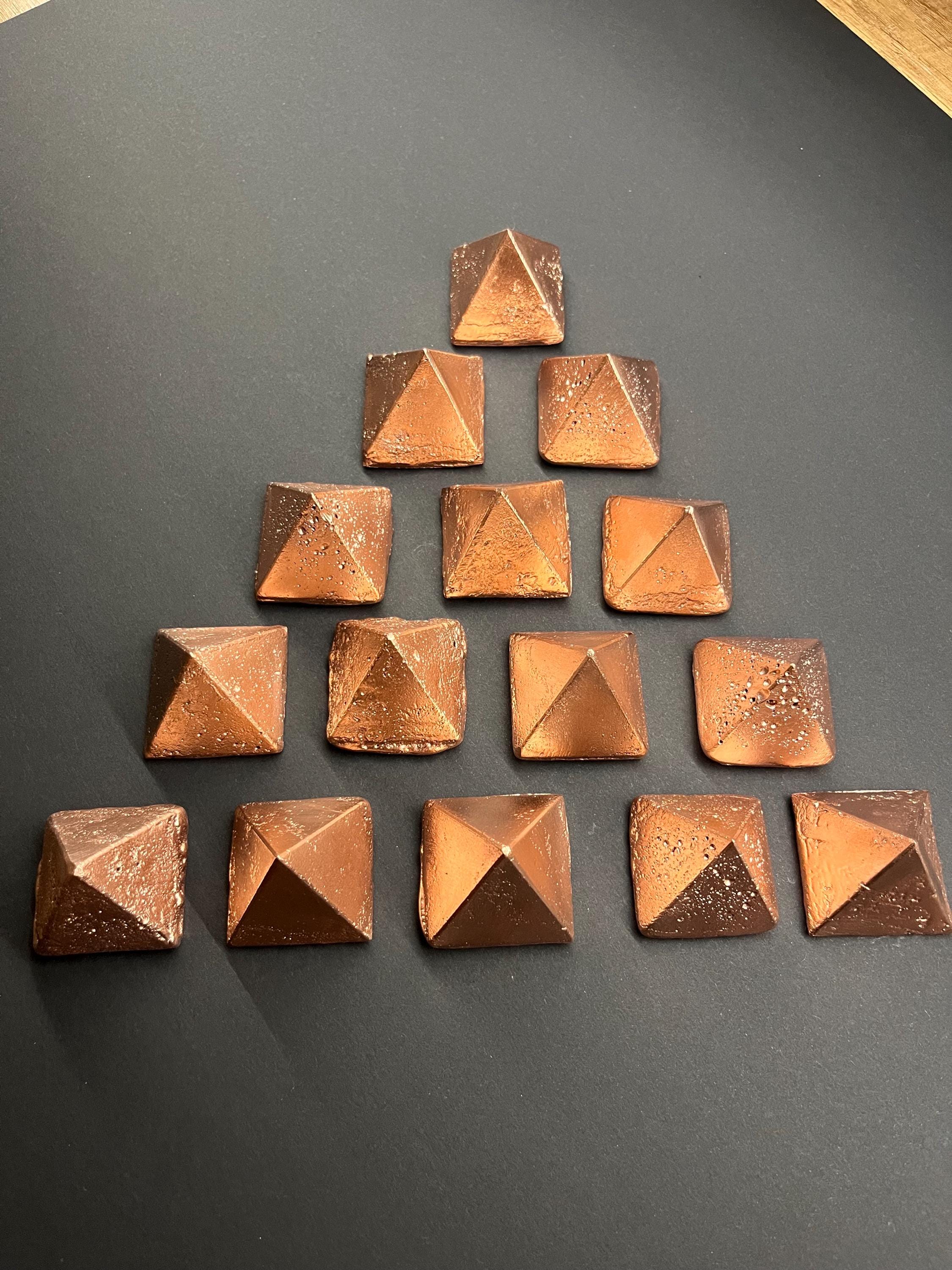 純銅ピラミッド - 手作業で鋳造された99.9%銅のエネルギー彫刻（4cm