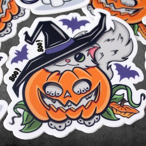 Waterproof Spooky Cat Sticker: Witch Hat, Pumpkin Dress afbeelding 3