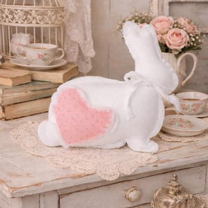 1900年代のヴィンテージキルトハート付きウサギ枕 - ファームハウスデコレーション