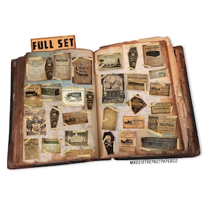 Op de afbeelding: Een open vintage boek met een volledige set antieke papieren ephemera, waaronder rouwbrieven, advertenties en andere ephemera. Het boek is open om de ephemera te onthullen, die in een collage-achtige opstelling is gerangschikt. De ephemera is in zwart-wit gedrukt op verouderd papier. Het boek is gebonden in bruin leer en heeft een versleten, verouderde uitstraling.