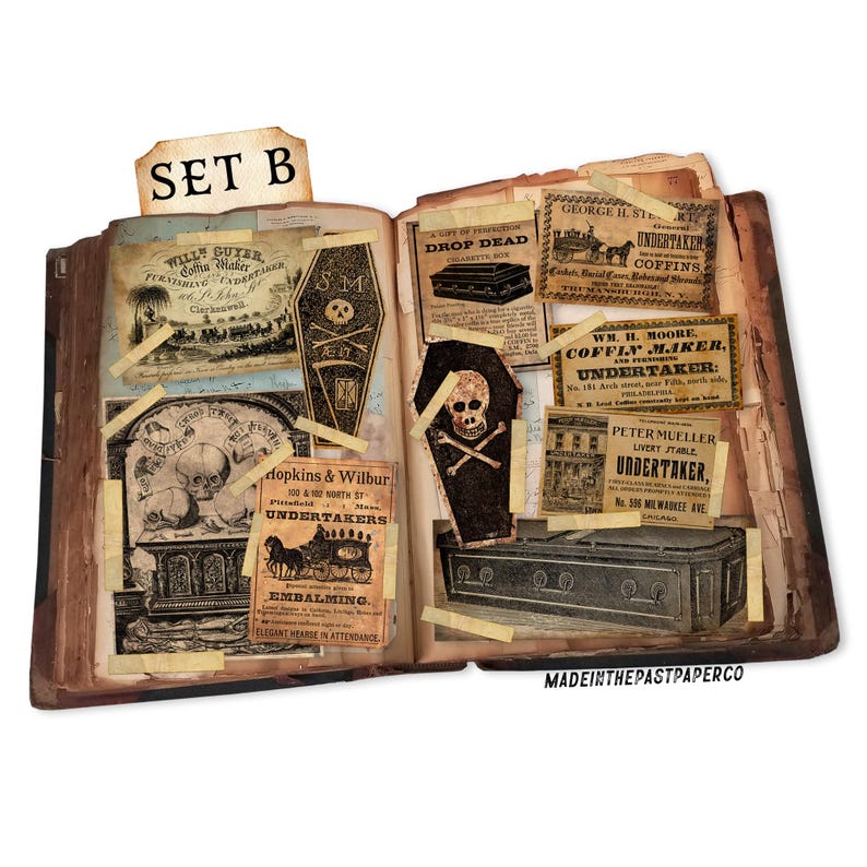 Op de afbeelding: Een open vintage boek met diverse ephemera en papieren ephemera, waaronder advertenties voor begrafenisondernemers, kistmakers en koetsen. Het boek is open op een pagina met een zwart-witte illustratie van een rouwkoets en de tekst "Hopkins & Wilbur Undertakers".