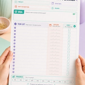 Può includere: Pianificatore di progetti per ADHD con sezioni per obiettivi, elenchi di attività e monitoraggio dei progressi. Il pianificatore include richieste per i dettagli del progetto, le date di inizio e le ricompense. L'elenco delle attività ha spazio per 15 attività, scadenze e caselle di controllo.