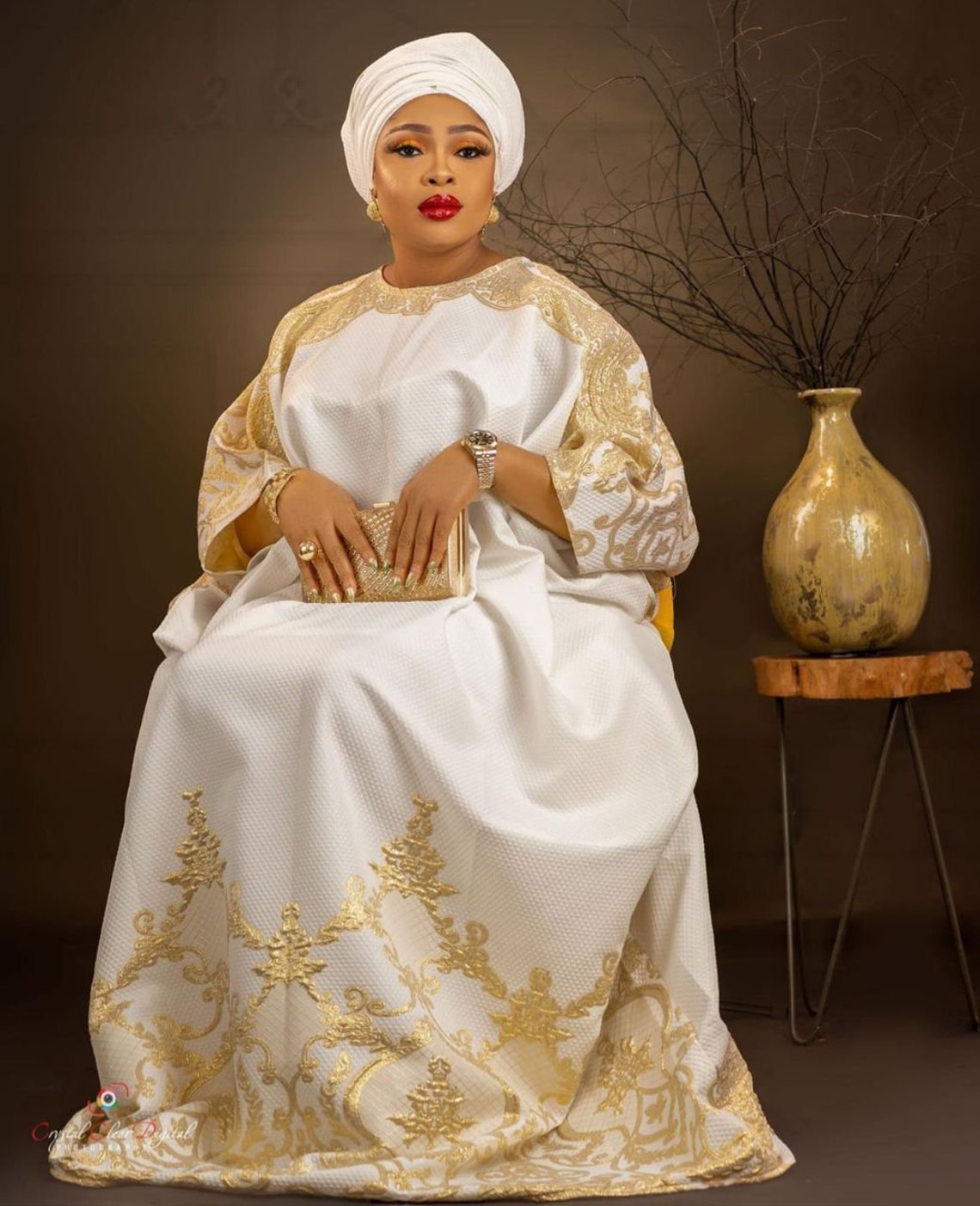 Boubou femme africain brodé rouge bordeaux blanc, tenue cérémonie élégante