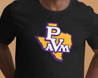 Puede incluir: Una camiseta negra con un contorno de Texas en morado y dorado con las letras "PVM" en su interior.