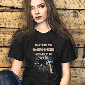 In caso di emergenza Break the Glass T-shirt unisex con scollo a V, maglietta della campagna politica, Empowerment femminile, t-shirt con scollo a V femminista