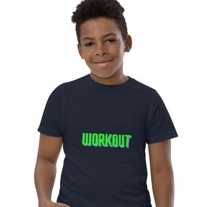 Könnte beinhalten: Ein marineblaues T-Shirt mit dem Wort "WORKOUT" in grün und blauen Buchstaben.