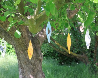 Dekohänger Baum Garten Keramik blau gelb weiß rot Farbverläufe draußen Muster