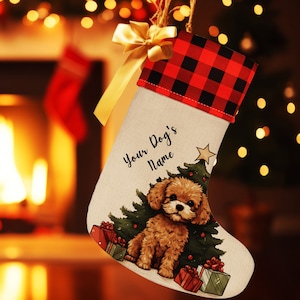 Op de afbeelding: Een kerstsok met een rood en zwart geruit manchet en een beige body. De sok heeft een bruine hond, een kerstboom en de tekst "Your Dog's Name". Cadeaus staan aan de voet van de boom.