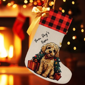 Può includere: Una calza di Natale con polsino a quadri rossi e neri e corpo beige. La calza presenta un'illustrazione a cartoni animati di un cane con papillon rosso, albero di Natale e regali. Il testo "Your Dog's Name" è stampato.