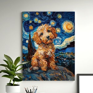 Könnte beinhalten: Leinwanddruck mit einem Hund im Stil von Van Goghs "Sternennacht". Das Kunstwerk zeigt einen flauschigen, hellbraunen Hund, der auf einer felsigen Oberfläche sitzt, mit einem wirbelnden blauen Nachthimmel voller Sterne und einem Mond im Hintergrund.