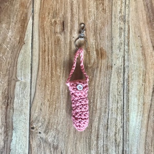 Porta bálsamo labial rosa tejido a ganchillo