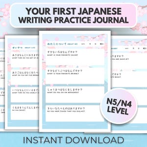 Puede incluir: Una descarga digital de un diario de práctica de escritura japonesa. Las páginas del diario son de color azul claro con texto y avisos en japonés. El título "YOUR FIRST JAPANESE WRITING PRACTICE JOURNAL" está en la parte superior. El diario está etiquetado como "N5/N4 LEVEL" y "INSTANT DOWNLOAD".