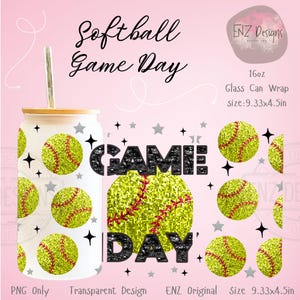 Könnte beinhalten: Eine Glas-Can-Wrap mit Softball-Motiv. Das Design zeigt einen glitzernden gelben Softball mit roten Nähten, die Worte "Softball Game Day" und Sternakzente. Die Can-Wrap ist 23.7 x 11.4 cm groß.