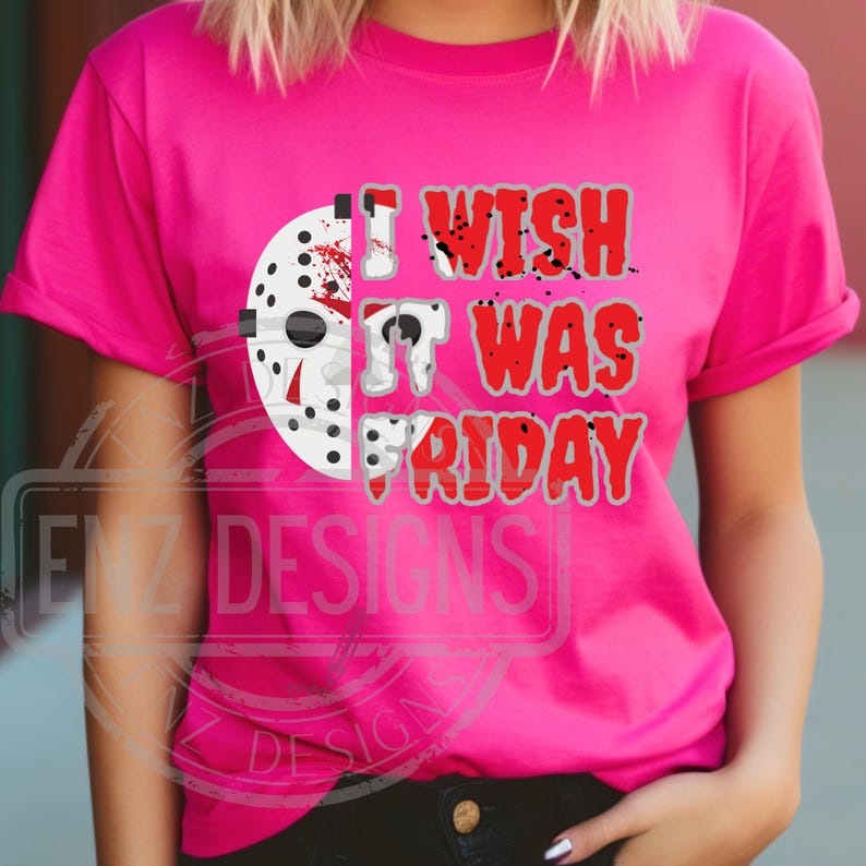 K&ouml;nnte beinhalten: Pinkes T-Shirt mit einer wei&szlig;en und roten Grafik einer Hockeymaske und dem Text "I wish it was Friday".