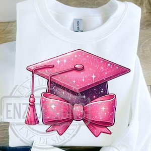 Birrete de graduación rosa brillante con lazo, diseño de sublimación con estética coqueta, PNG, Clase de 2025