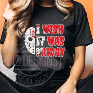 K&ouml;nnte beinhalten: Schwarzes T-Shirt mit einer wei&szlig;en und roten Grafik einer Hockeymaske und dem Text "I wish it was Friday".