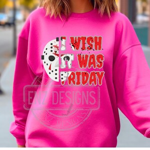 K&ouml;nnte beinhalten: Rosafarbener Pullover mit einem Grafikdruck eines Hockeymasken und dem Text "I wish it was Friday".