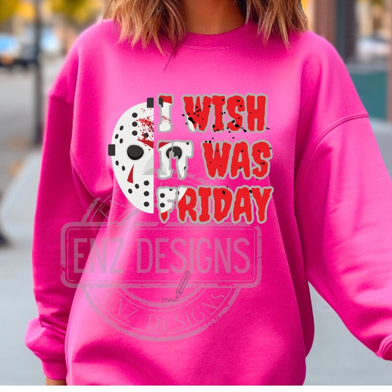 K&ouml;nnte beinhalten: Rosafarbener Pullover mit einem Grafikdruck eines Hockeymasken und dem Text "I wish it was Friday".