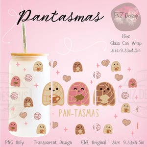 Puede incluir: Un envoltorio de lata de vidrio con tapa y pajita de bambú, decorado con personajes de pan dulce de dibujos animados, corazones y formas geométricas. Se muestran las palabras "Pantasmas" y "PAN-TASMAS". El envoltorio mide 23,7 cm por 11,4 cm.