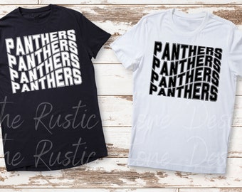 Può includere: Due t-shirt con un design grafico in bianco e nero della parola "Panthers" ripetuta in un motivo curvo. Le t-shirt sono su uno sfondo di legno bianco.
