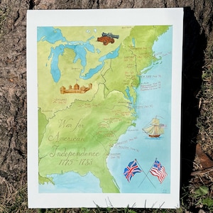 Può includere: Una mappa ad acquerello intitolata War for American Independence 1775-1783, che raffigura gli Stati Uniti orientali con terra verde e acqua blu. Presenta illustrazioni di un cannone, un forte, un veliero e due bandiere storiche incrociate.