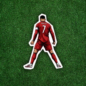 Può includere: Un adesivo fustellato che raffigura un calciatore visto di spalle, che indossa una maglia rossa a maniche lunghe e pantaloncini. La maglia mostra il nome RONALDO e il numero 7 in bianco. Il giocatore ha una postura ampia e indossa calzettoni rossi.