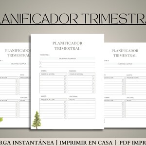 Może przedstawiać: Drukowany planownik kwartalny w języku hiszpańskim, składający się z trzech stron. Każda strona zawiera sekcję na cele, kalendarz i sekcję na kroki działania. Strony są ozdobione prostym rysunkiem drzewa.
