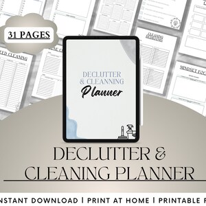 Puede incluir: Un planificador digital con un fondo de acuarela azul y el texto "Declutter & Cleaning Planner" en la pantalla de una tableta. El planificador incluye 31 páginas de hojas de trabajo imprimibles para la organización y la limpieza.