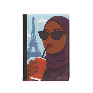 Funda para pasaporte, Accesorios de viaje, Mujer con hiyab negro bebiendo un refresco en París, Cartera de viaje, Porta pasaporte, Regalos islámicos, Viajero musulmán