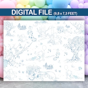 Op de afbeelding: Een digitaal bestand met een blauwe lijntekening van Winnie de Poeh en zijn vrienden in een bos. De afbeelding bevat de tekst "DIGITAL FILE (9,8 x 7,3 FEET)". Het ontwerp toont Poeh, Teigetje, Iejoor en Knorretje.