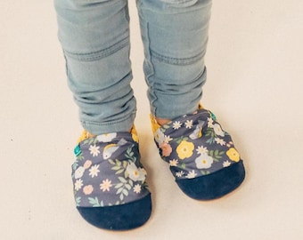 Babymocassins met vogel- en bloemenprint, marineblauwe babyschoentjes, babyschoentjes met zachte zool, handgemaakte peuterslippers, kraamcadeau, unisex schoenen voor pasgeborenen