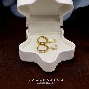 Pendientes de plata de ley S925 con la letra C y circonitas • Joyas con iniciales personalizadas • Diseño minimalista y elegante