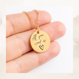 All You Need Is Love, Mantra Coin Necklace, Personalizowany wisiorek, Niestandardowy naszyjnik z wisiorkiem, Naszyjnik „Kocham Cię”, Spersonalizowany prezent, Delikatny